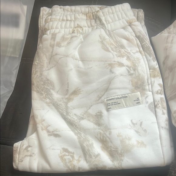 Comfort White Tan Camo Oversized Long Sleeve Crew and Sweatpants - Picture 3 of 4